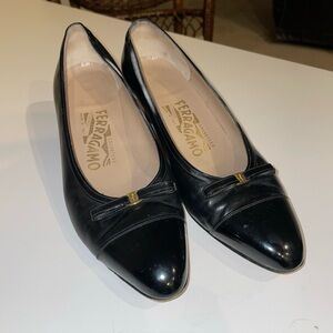 Vintage Salvatore Ferragamo 7 B Black Leather Patent Bow Shoes